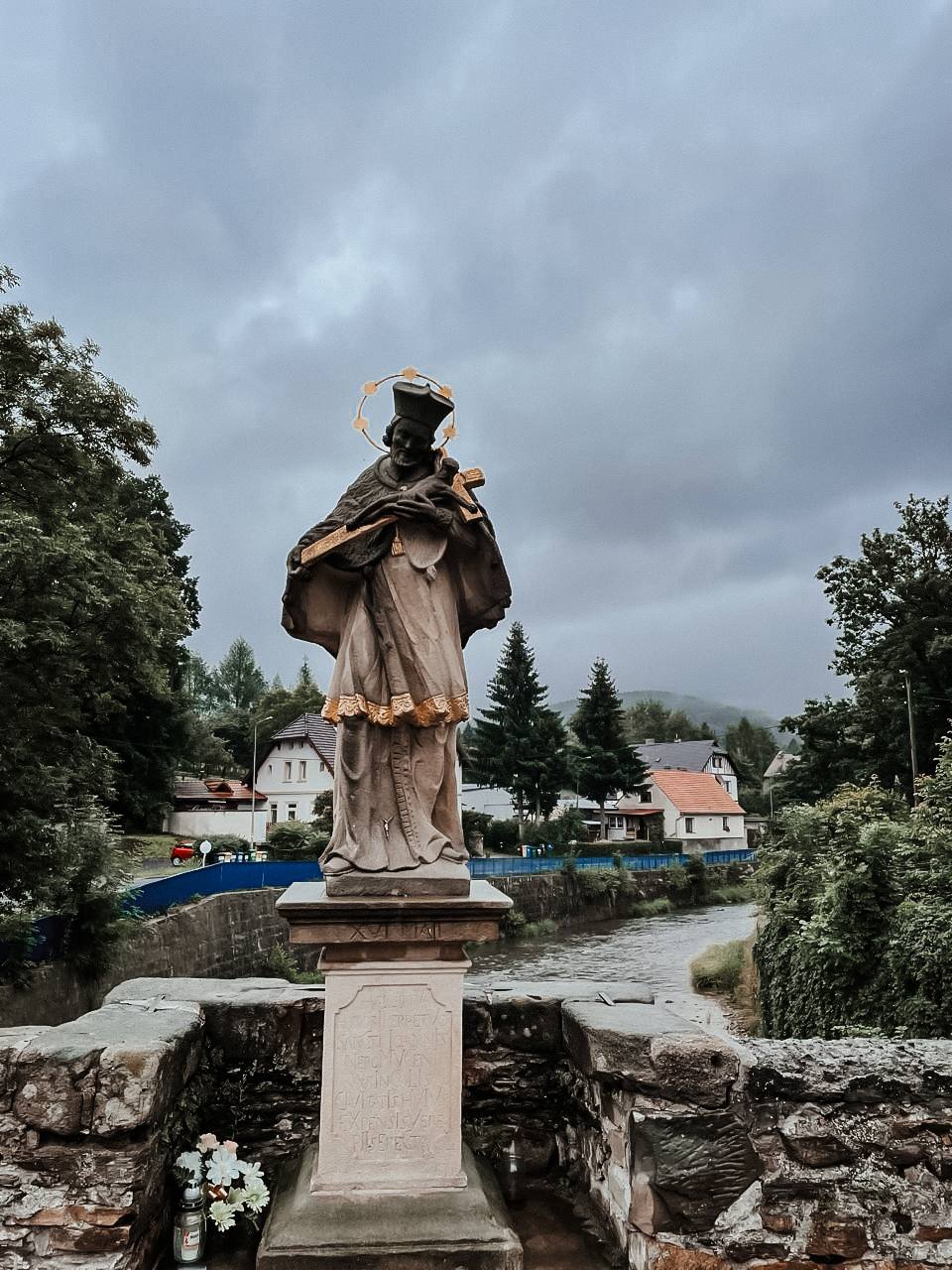 Zaginiona podczas powodzi w 2024 r. figura św. Jana Nepomucena - Gosia Fraser, 2021 r.