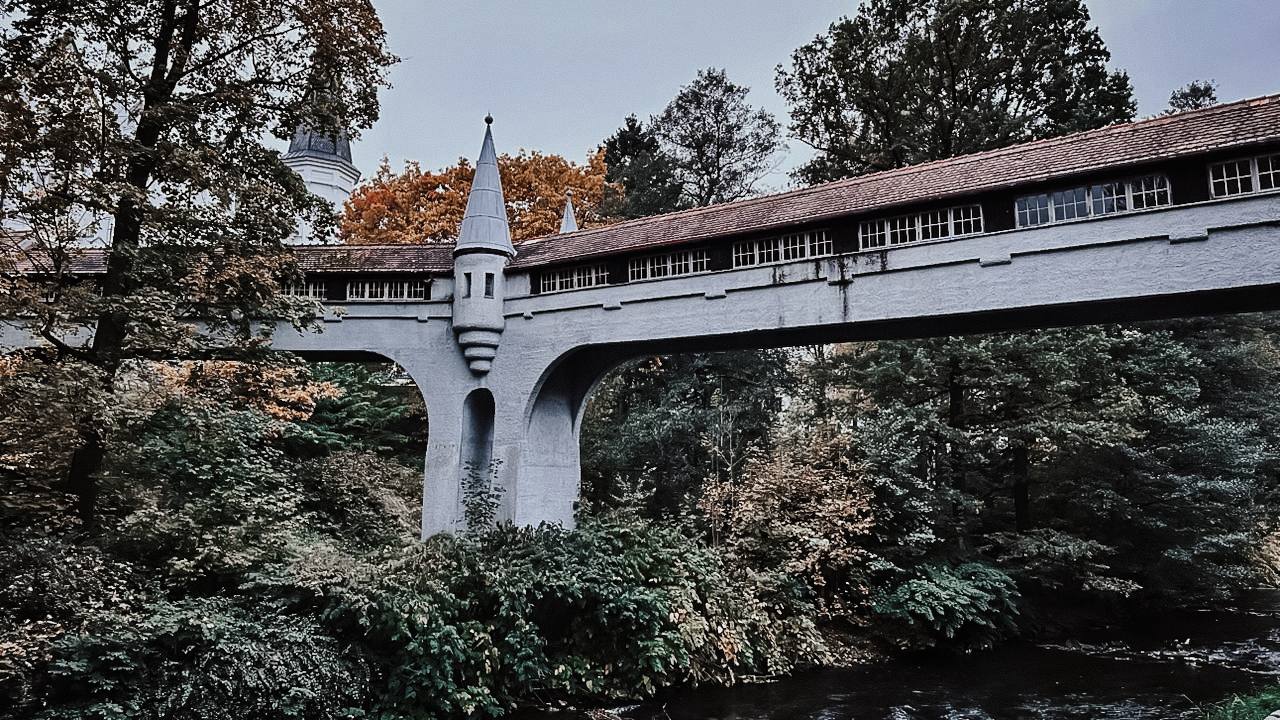 Kryty most przerzucony nad Białą Lądecką / fot. Gosia Fraser, jesień 2023 r.