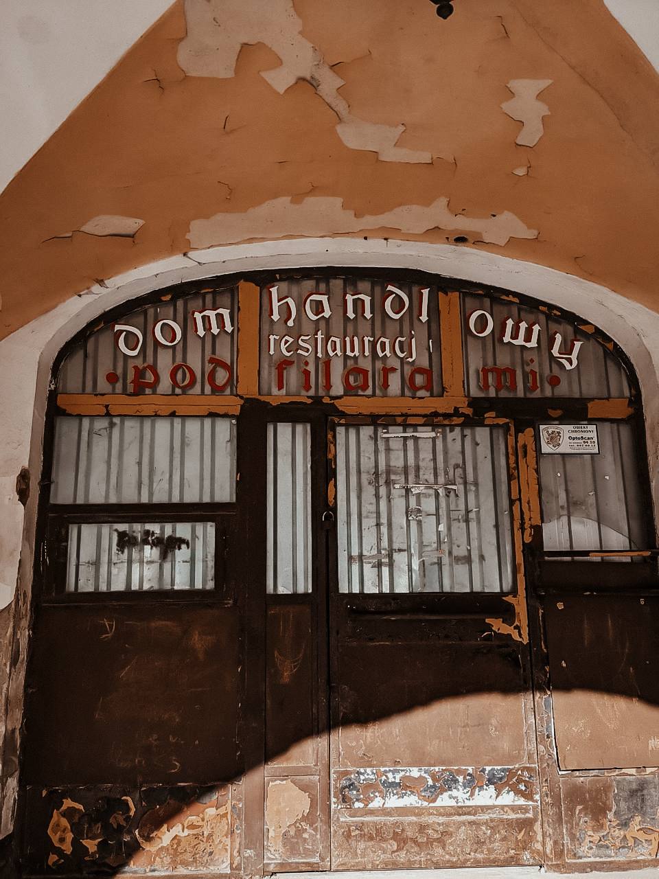 Podcienia kamienic w Rynku, dom handlowy "Pod Filarami" / fot. Gosia Fraser 2021 r.