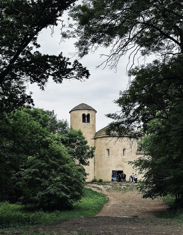 Rotunda św. Wojciecha i św. Jerzego, wzgórze Říp, maj 2025 r. / Gosia Fraser
